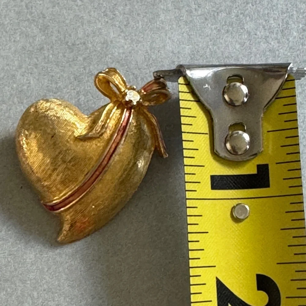 Tancer‎ II Vintage Heart Brooch Gold Tone Textured Bow Rhinestone Pin Romantic